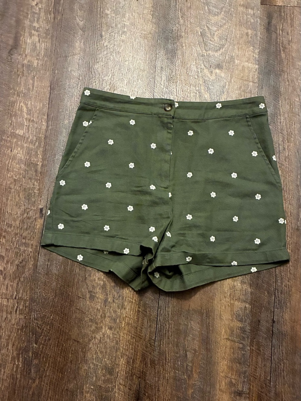 miami Olive Green High-Waist Shorts with White Daisy Embroidery